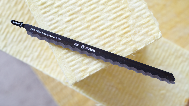 쌓인 단열 보드 위에 톱날을 올려놓은 모습입니다.