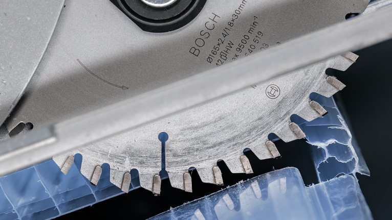 PRO Multi Material 원형 톱날, 184 x 2 x 25.4mm 원형 톱날이 파란색 플라스틱 소재를 절단하고 있습니다.