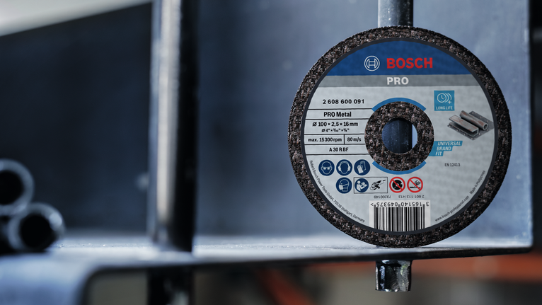 산업 현장에서 금속 구조물에 부착된 연삭 디스크입니다.