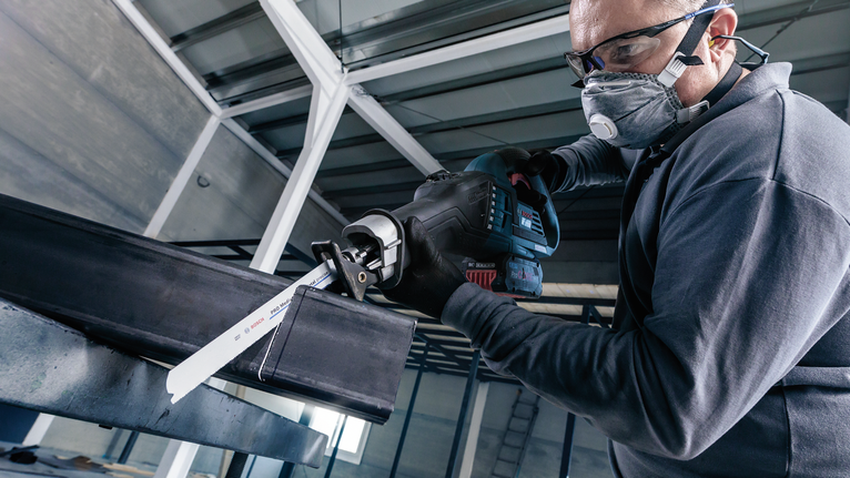 PRO Medium-Thick Metal precise S937BEF 날, 1.1 x 25 x 150mm, 5개 안전 장비를 착용한 사람이 왕복톱을 사용하여 금속 막대를 자릅니다.