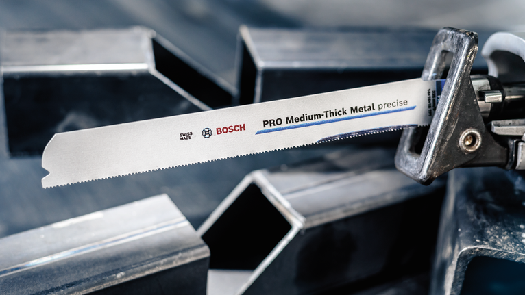 PRO Medium-Thick Metal precise S937BEF 날, 1.1 x 25 x 150mm, 5개 톱에 고정된 왕복 톱날이 금속 보 근처에 위치합니다.