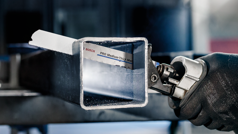 PRO Medium-Thick Metal precise S937BEF 날, 1.1 x 25 x 150mm, 5개 안전 장비를 착용한 사람이 전기톱으로 금속 사각형 튜브를 자릅니다.