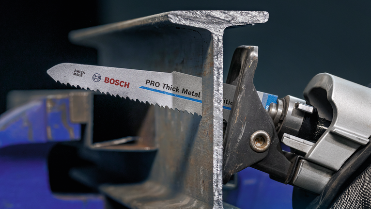 PRO Thick Metal Demolition S1130CF 날, 1.6 x 22 x 225mm, 5개 작업장에서 왕복톱이 두꺼운 금속 빔을 절단하고 있습니다.