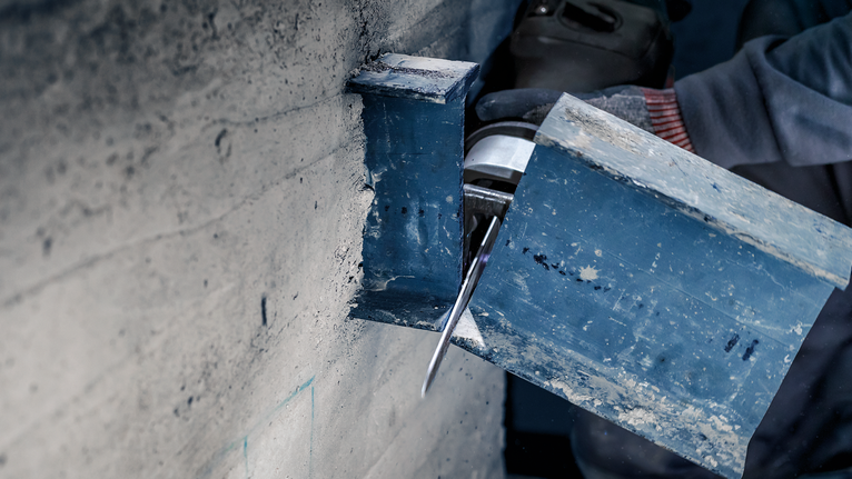 PRO Thick Metal Demolition S1130CF 날, 1.6 x 22 x 225mm, 5개 안전 장비를 착용한 사람이 전동 공구로 강철 빔을 자릅니다.