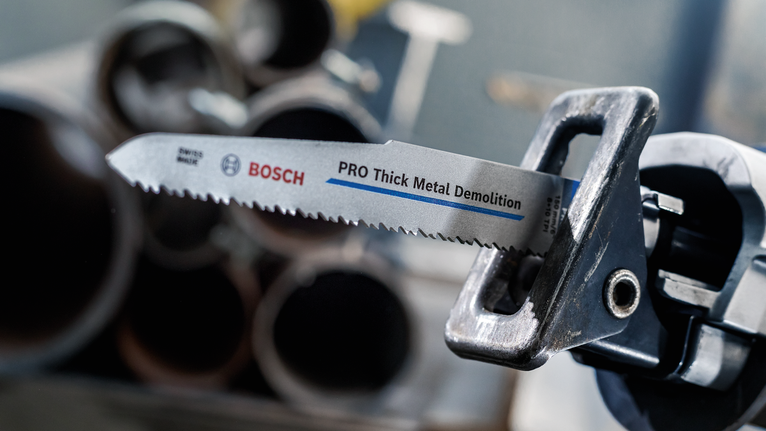 PRO Thick Metal Demolition S1130CF 날, 1.6 x 22 x 225mm, 5개 금속 파이프 근처에 파괴용 칼날이 달린 왕복톱입니다.