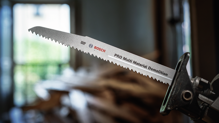 작업장에서 전동 공구에 부착된 왕복 톱날입니다.