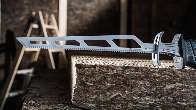 왕복 톱날이 두꺼운 단열재를 절단합니다.