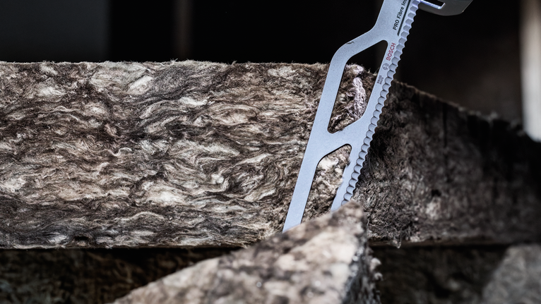 두꺼운 단열 패널을 절단하는 전동 공구 칼날입니다.