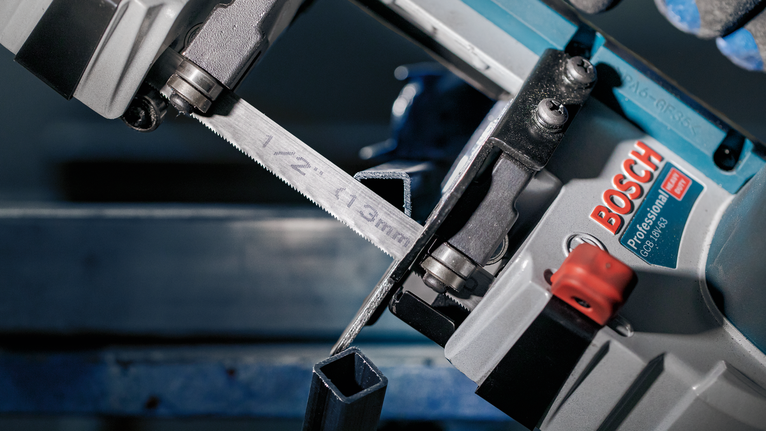 PRO CB2824 Band 톱날, 733mm, 2개 작업장에서 금속 밴드톱으로 정사각형 강철 튜브를 절단하는 모습.