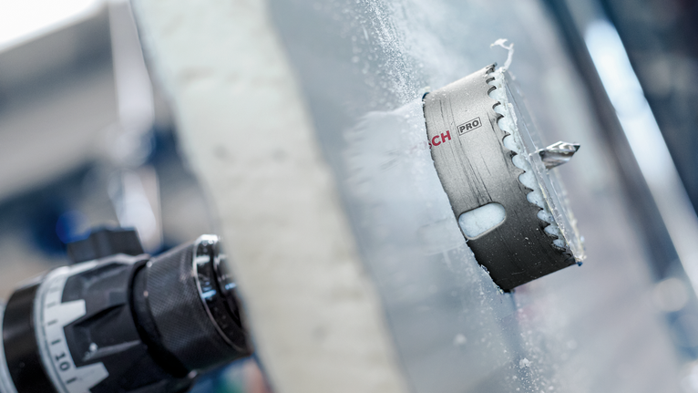 두꺼운 유리 패널에 구멍을 뚫는 홀 톱 부착물입니다.