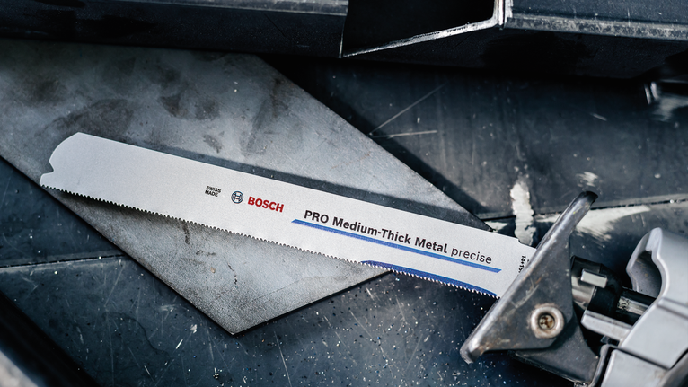 작업대 위의 금속 절삭 공구에 장착된 톱날입니다.