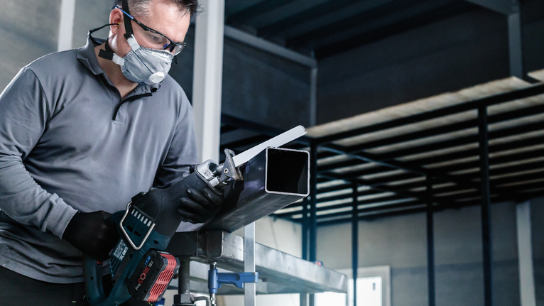 PRO Thin Metal precise S937EAF 날, 1.1 x 25 x 150mm, 5개 안전 장비를 착용한 사람이 왕복톱으로 금속 빔을 자릅니다.