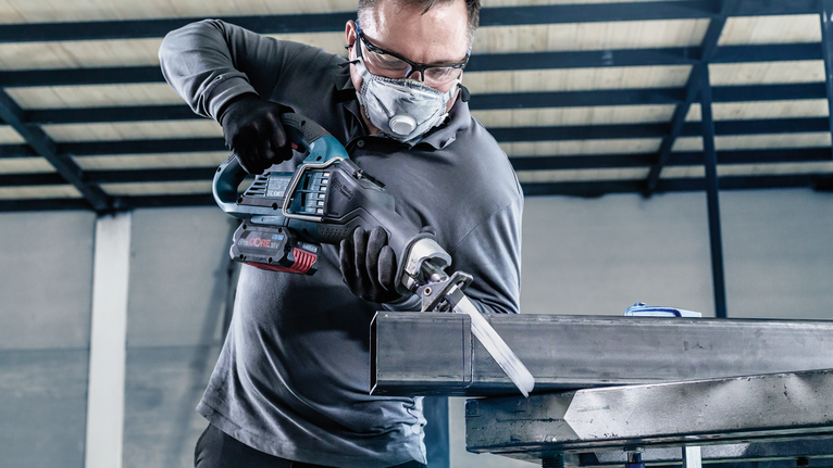 PRO Thin Metal precise S937EAF 날, 1.1 x 25 x 150mm, 5개 안전 장비를 착용한 사람이 왕복톱으로 금속 빔을 자릅니다.