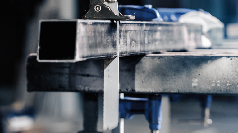 PRO Thin Metal precise S937EAF 날, 1.1 x 25 x 150mm, 5개 밴드톱은 작업대에 고정된 금속 빔을 자릅니다.