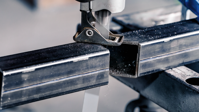 PRO Thick Metal precise S1137HBF 날, 1.1 x 25 x 225mm, 5개 작업대 위에 있는 금속 정사각형 튜브를 퍼즐로 자르고 있습니다.