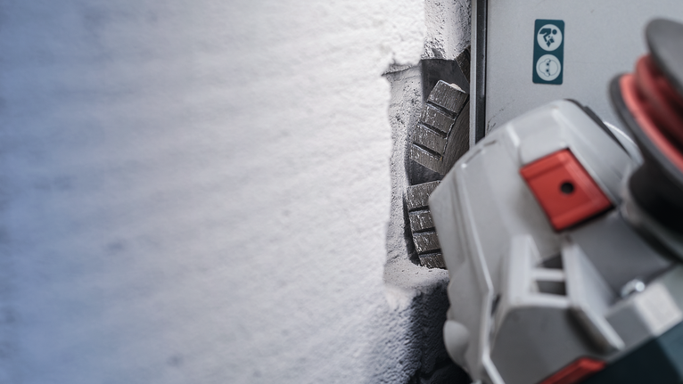 콘크리트 벽에 직선 홈을 파는 벽체이서입니다.