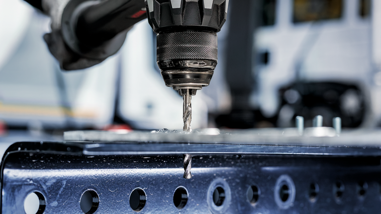 산업 현장에서 금속 표면에 구멍을 뚫는 드릴입니다.