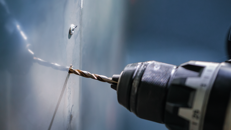 금속판에 구멍을 뚫는 전동 드릴입니다.