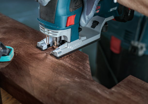 PRO Hardwood clean T301CDF 직쏘날, 117mm, 5개 안전 장비를 착용한 사람이 퍼즐을 이용해 나무판에서 모양을 자르고 있습니다.