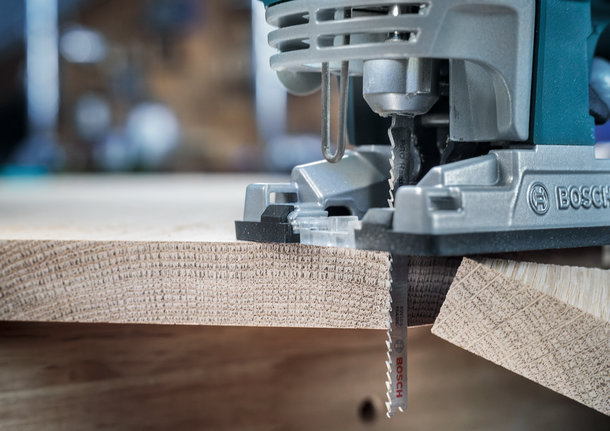 나무판에 정확한 곡선을 자르는 퍼즐입니다.