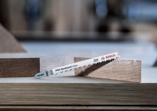 두 개의 나무 조각 사이에 끼운 단단한 나무를 자르는 톱날입니다.