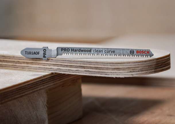 매끄럽게 휘어진 합판 가장자리에 톱날을 올려놓은 모습입니다.