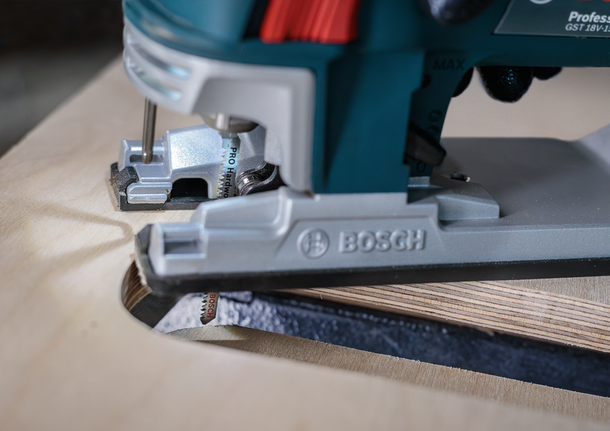 합판을 곡선으로 자르는 퍼즐입니다.