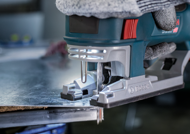 PRO Metal thin T121GFC 직쏘날, 92mm, 5개 안전 장비를 착용한 사람이 퍼즐을 사용하여 금속판을 자릅니다.