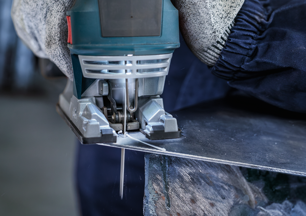 PRO Metal medium T121AFC 직쏘날, 92mm, 5개 안전 장비를 착용한 사람이 퍼즐 톱으로 금속판을 자릅니다.