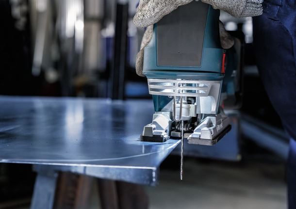 PRO Metal curve T118EOF 직쏘날, 83mm, 5개 안전 장비를 착용한 사람이 퍼즐을 사용하여 금속판을 자릅니다.