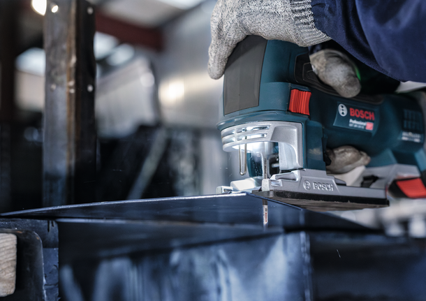 PRO Metal curve T118EOF 직쏘날, 83mm, 5개 안전 장비를 착용한 사람이 산업 현장에서 톱으로 금속을 자르고 있습니다.