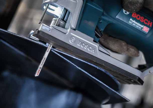 PRO Metal curve T118EOF 직쏘날, 83mm, 5개 안전 장비를 착용한 사람이 퍼즐을 사용하여 금속판을 자릅니다.