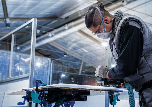 PRO Plastics PMMA clean T102BF 직쏘날, 92mm, 5개 안전 장비를 착용한 사람이 전동 공구로 나무 패널을 자릅니다.