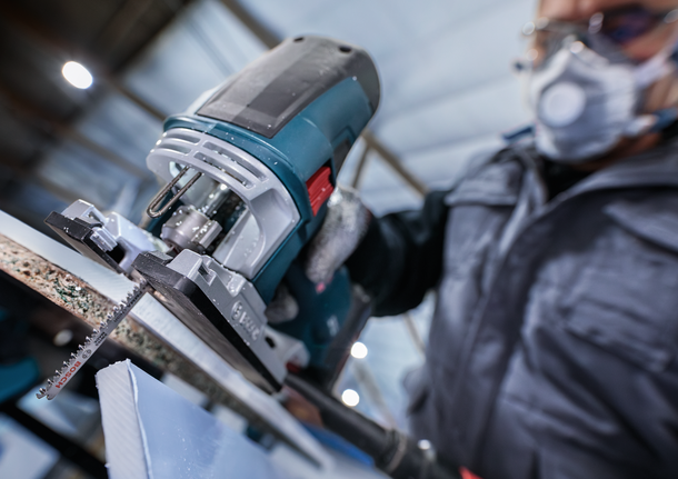 PRO Plastics PMMA clean T102BF 직쏘날, 92mm, 5개 안전 장비를 착용한 사람이 톱을 사용하여 재료를 자릅니다.