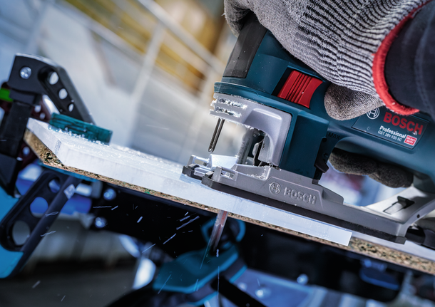 PRO Plastics PMMA clean T102BF 직쏘날, 92mm, 5개 안전 장비를 착용한 사람이 톱을 사용하여 나무판을 자르고 있습니다.