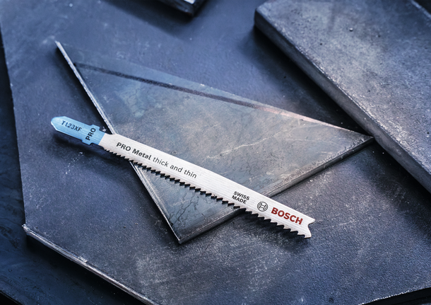 PRO Metal thick and thin T123XF 직쏘날, 100mm, 5개 어두운 금속판 위에 놓인 금속 톱날.