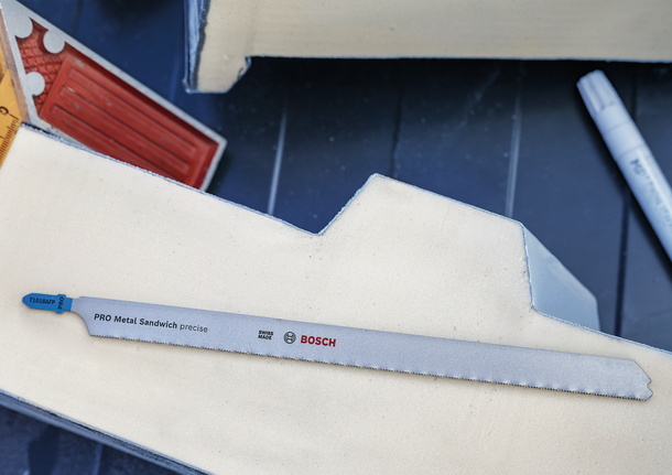 정밀한 금속 절단을 위해 표시된 톱날이 마커 옆의 가벼운 폼 위에 놓여 있습니다.