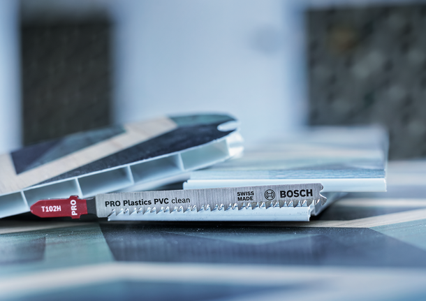 플라스틱 패널 조각을 자르는 퍼즐 톱날입니다.