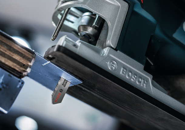 퍼즐은 근접해서 금속판을 자르는 모습입니다.