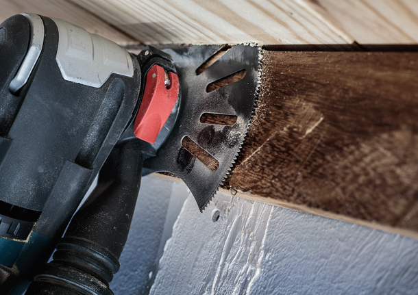 좁은 공간에서 나무 들보를 자르는 진동 전동 공구입니다.