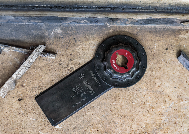 PRO MAII 32 SC 멀티커터 날, 32 x 55mm 콘크리트 표면에 놓인 플라스틱을 절단하기 위한 진동 도구 블레이드입니다.