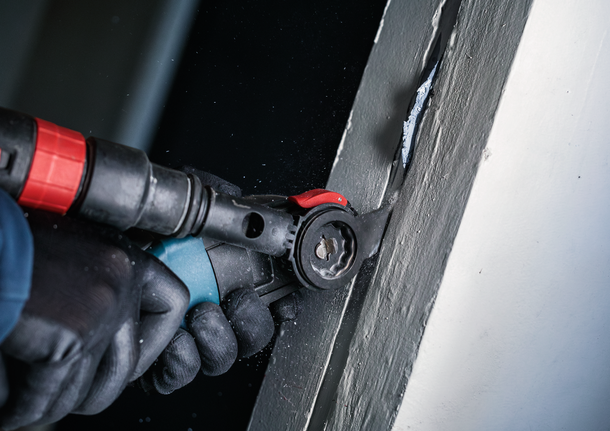 PRO MAII 32 SC 멀티커터 날, 32 x 55mm 안전 장비를 착용한 사람이 전동 공구를 사용하여 페인트칠된 표면을 자릅니다.