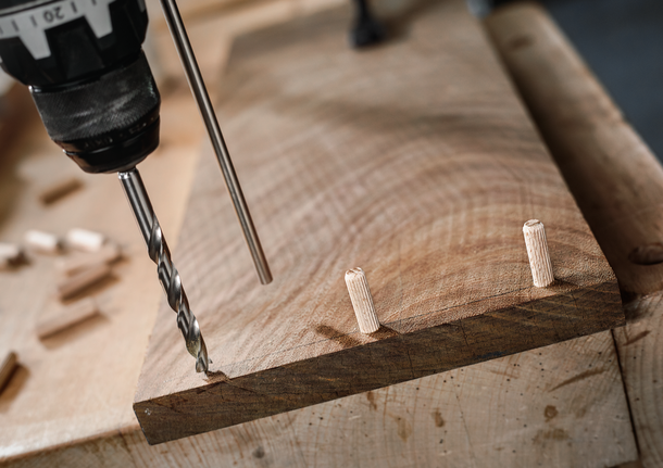 나무판에 구멍을 뚫고 그 근처에 막대를 꽂습니다.