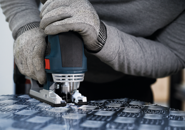 PRO Alu T127D 직쏘날, 100mm, 5개 안전 장비를 착용한 사람이 퍼즐을 사용하여 무늬가 있는 금속을 자릅니다.