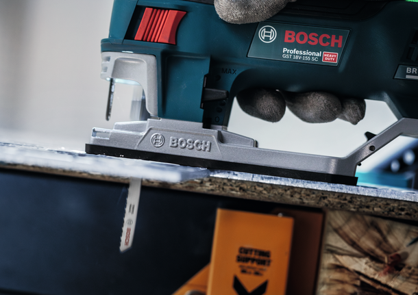 PRO Alu T127D 직쏘날, 100mm, 5개 안전 장비를 착용한 사람이 퍼즐을 사용하여 나무판을 자르고 있습니다.