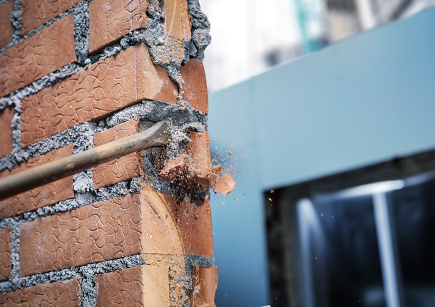 PRO SDS max-4C 플랫 치즐, 25 x 600mm 끌로 벽돌 벽을 부수고 파편을 흩뿌립니다.