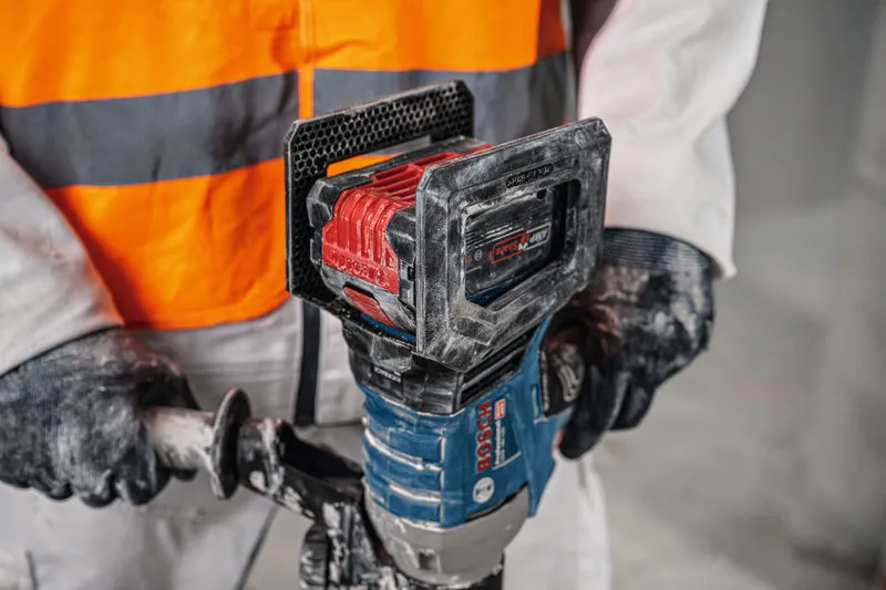 안전 장비를 착용한 사람이 무선 교반 장치를 작동하고 있습니다.