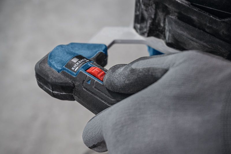 안전 장비를 착용한 사람이 빨간색 제어 스위치로 교반 장치를 조작합니다.