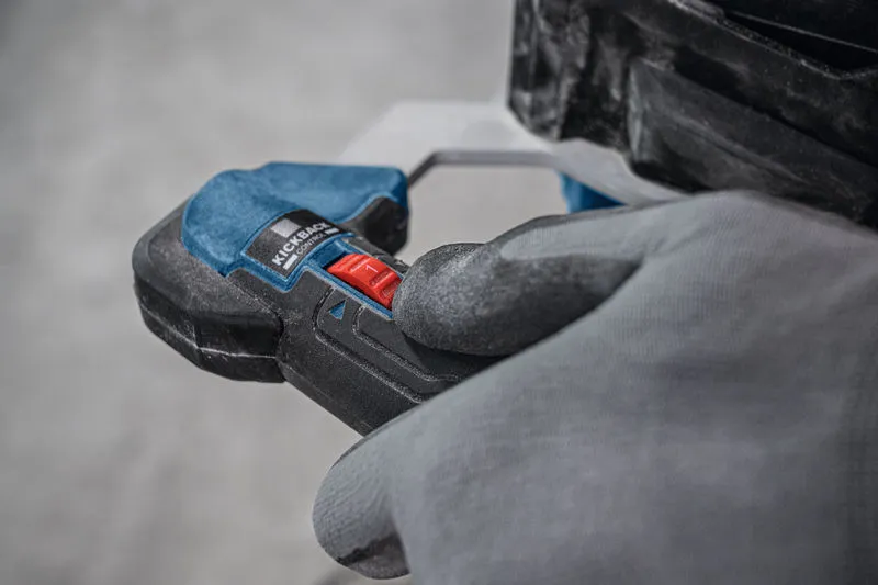 안전 장비를 착용한 사람이 빨간색 제어 스위치로 교반 장치를 조작합니다.