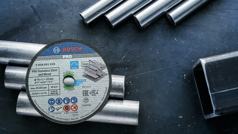 PRO Stainless Steel and Metal 본딩 절단석, 76 x 1 x 10mm 작업대 위의 금속 파이프 위에 놓인 절단 디스크입니다.